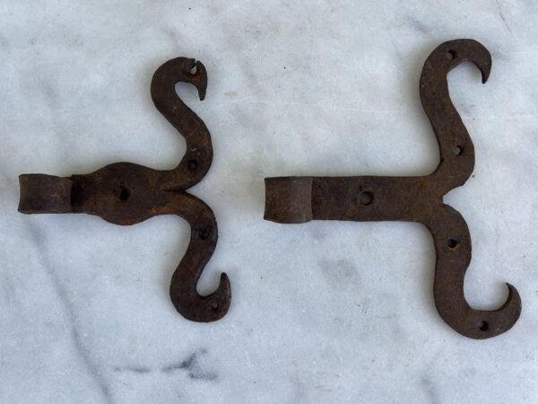 Vyriai kaltiniai, senoviški, antikvariniai. 2 vnt. Kaina 22 už abu.