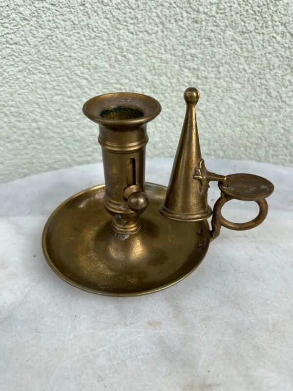 Žvakidė su gesikliu žalvarinė, antikvarinė. Kaina 43