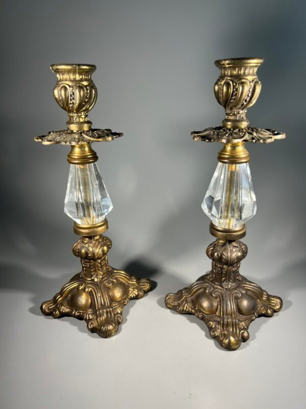 Žvakidės antikvarinės. Metalas, stiklas. 2 vnt. Kaina 58 už abi