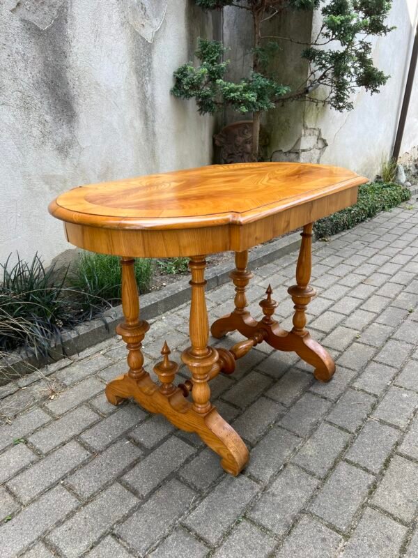 Stalas antikvarinis, tekintomis detalėmis, tvirtas, nedidelis valgomojo. Kaina 83