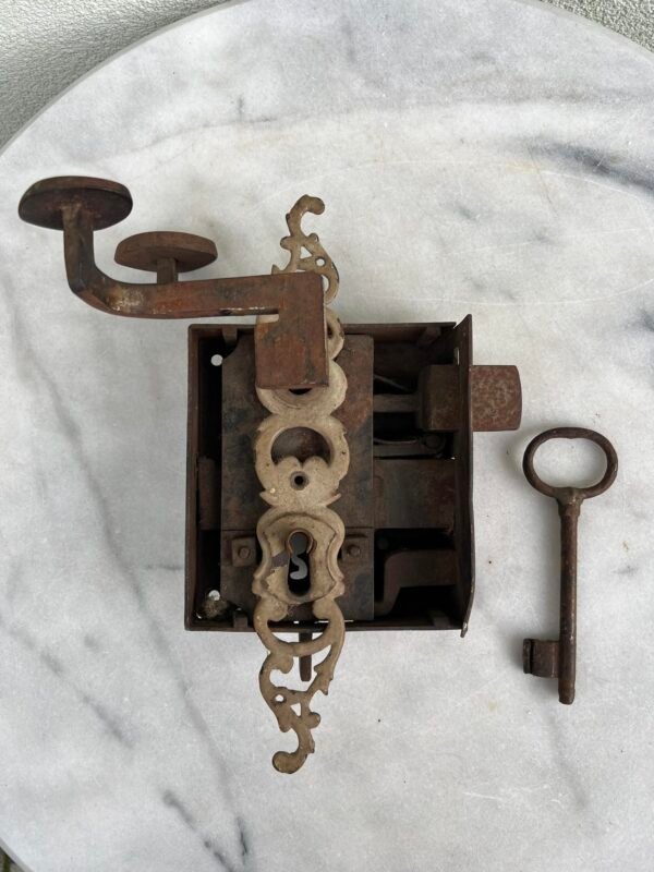 Spyna klėties, antikvarinė. Veikianti. Dešininė. Kaina 168