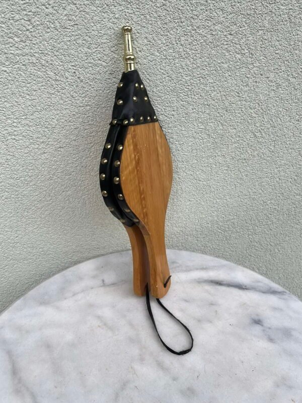 Dumplės l. geros būklės, antikvarinio stiliaus, tinkamos kasdieniniam naudojimui. Kaina 66