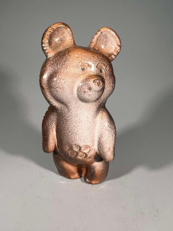 Statulėlė keraminė, molinė, glazūruota Olimpinis meškiukas Miša. Kaina 43