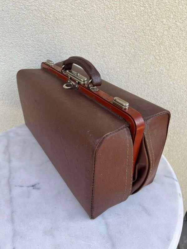 Lagaminas daktaro antikvarinis. Kaina 126