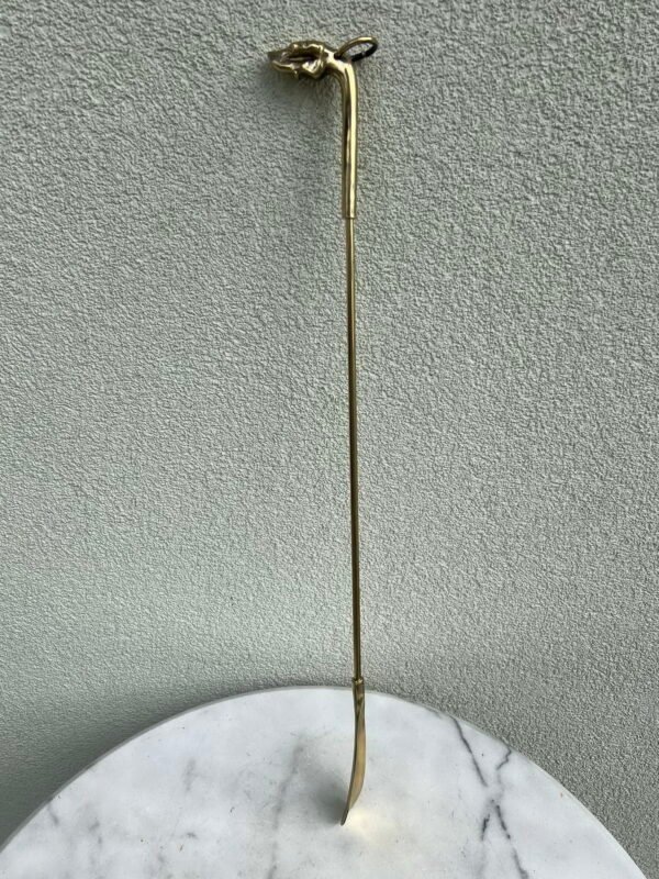 Šaukštas batams apsiauti Šuo, bronzinis, tvirtas. Kaina 43