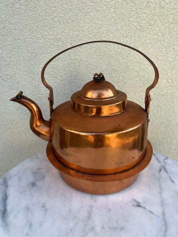 Arbatinukas varinis, antikvarinis, kaltinis, didelis. Talpa 9 l. Kaina 126