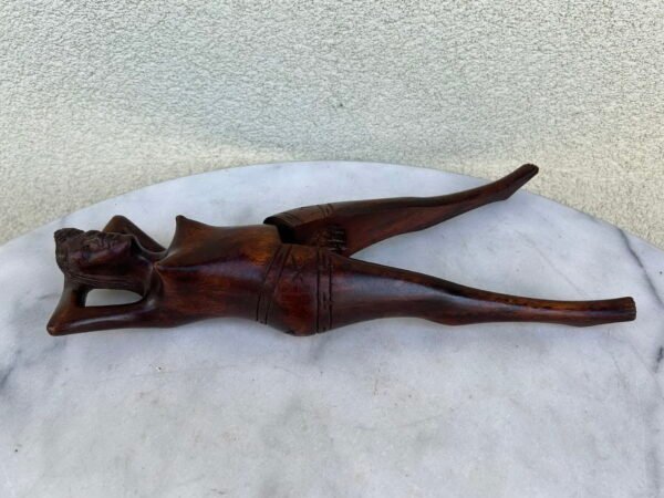 Riešutų gliaudyklė Moteris, tvirta, medinė, erotinė, vintažinė, ilgis 33 cm. Kaina 53