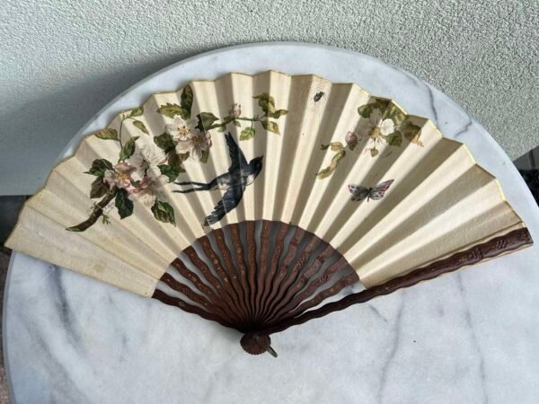 Vėduoklė antikvarinė, kinietiška iš Prancūzijos, tapyta, medine rankena. Kaina 48