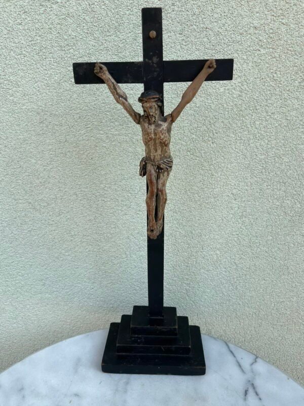 Kryžius, nukryžiuotasis, antikvarinis, medinis, pastatomas. Rastas Lietuvoje. Aukštis 53 cm. Kaina 188