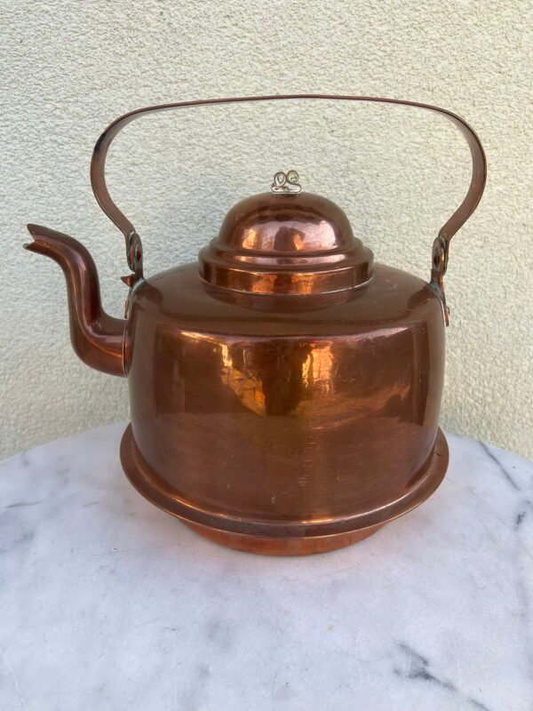 Arbatinukas varinis, antikvarinis, kaltinis, didelis. Talpa 5 l. Aukštis 26 cm. Kaina 93