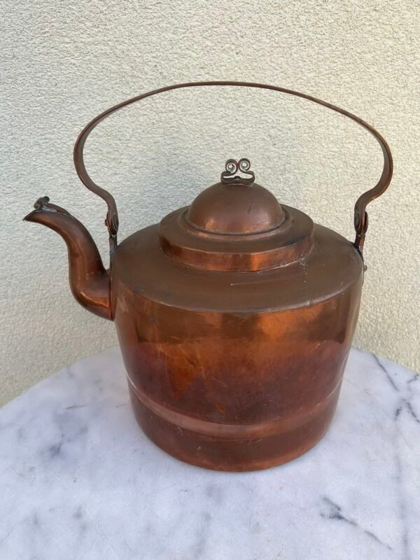 Arbatinukas varinis, antikvarinis, kaltinis, didelis. Talpa 7 l. Kaina 88