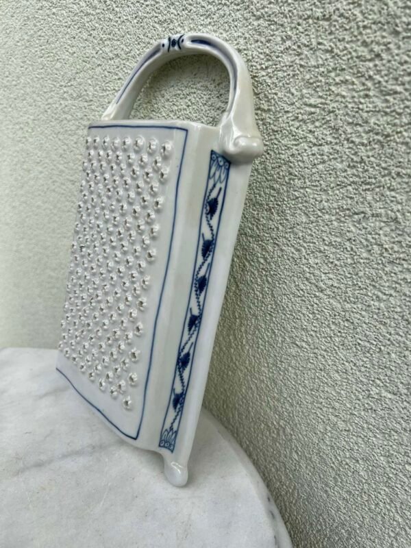 Tarka, trintuvė sūriui porcelianinė, antikvarinė. Kaina 68