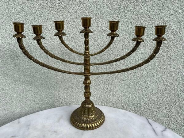 Menora, žvakidė religinė, bronzinė, antikvarinė 7 šakų. Svoris 1,5 kg. Kaina 63