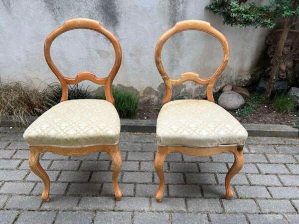 Kėdės antikvarinės, tvirtos ir neklibančios. Kaina 16 ir 23