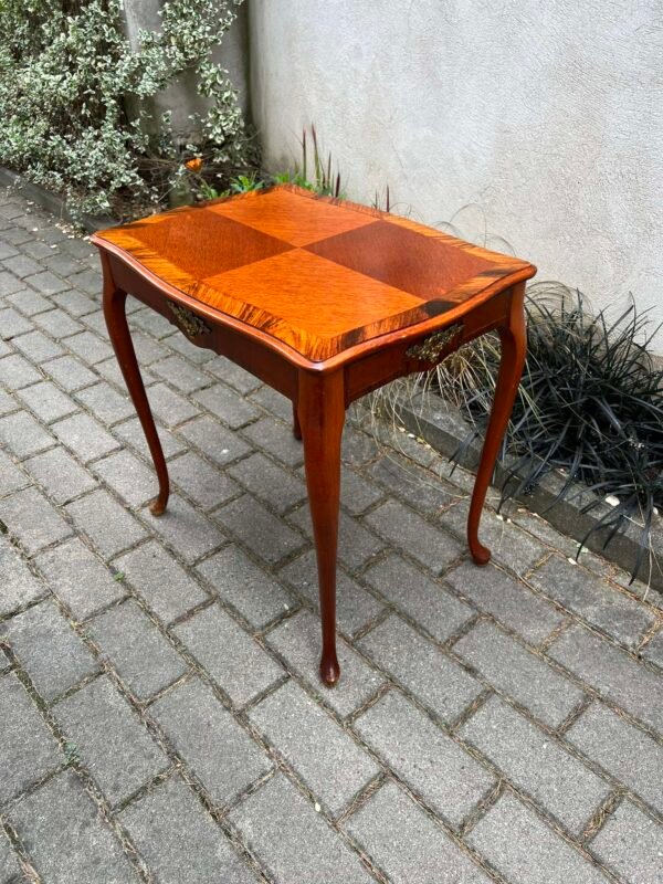 Stalas, kavos staliukas, stovelis keturkampis, puoštas bronza, tvirtas, medinis. Kaina 83