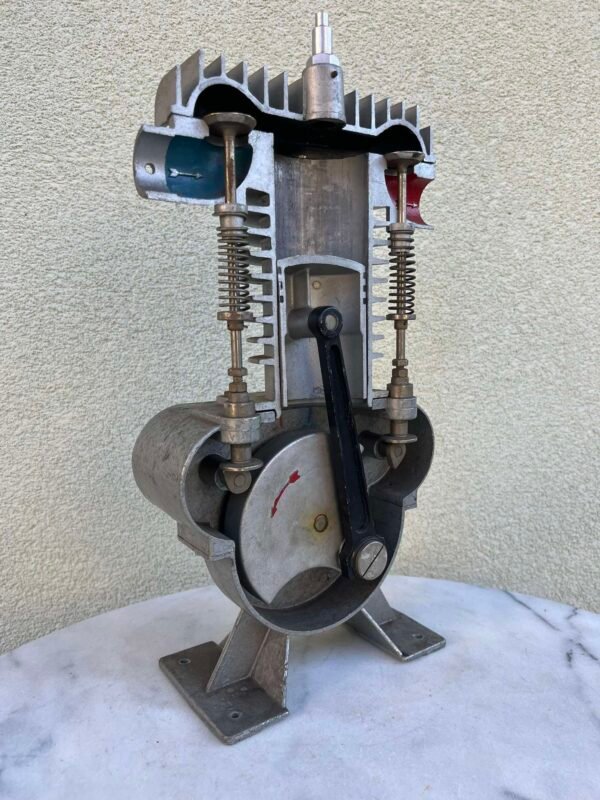 Variklio demonstracinis modelis, 4 taktų variklio. 1960-1970 m. Kaina 158