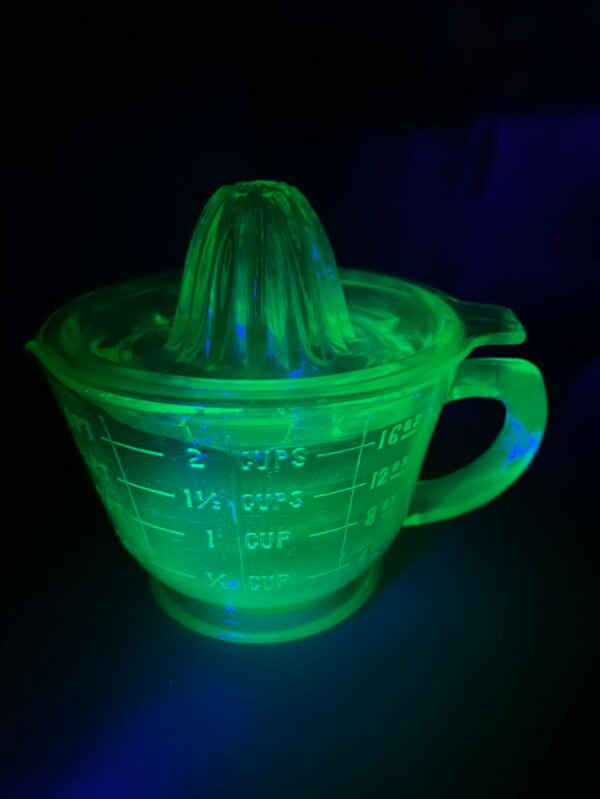 Matavimo indo ir sulčiaspaudės komplektas urano stiklo, antikvariniai. 1930-1950 m. Kaina 93