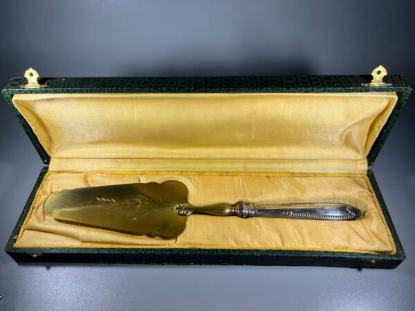 Mentelė, lopetėlė sidabruota tortui, pyragaičiams originalioje dėžutėje, antikvarinė, Art Deco stiliaus, prancūziška. Kaina 68