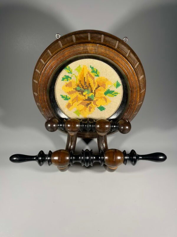 Kabykla drabužių, skrybėlių, antikvarinė, tarpukario laikų, apvalus medinis rėmas su raižyta bei siuvinėta dekoracija. Kaina 48