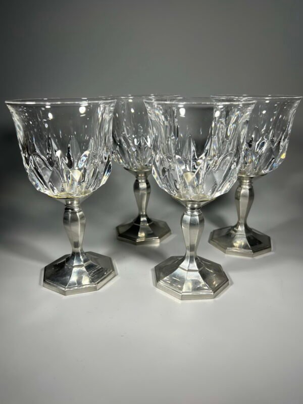 Taurės, taurė krištolo, alavo pagrindu vintažinės, prancūziškos. Talpa 130 ml. 4 vnt. Kaina po 18