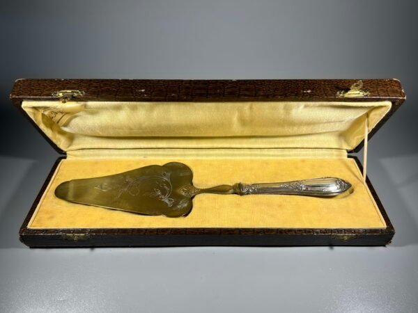 Mentelė, lopetėlė sidabrinė tortui, pyragaičiams originalioje dėžutėje, antikvarinė, Art Deco stiliaus, prancūziška. Kaina 82