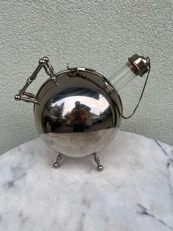 Kavos moliūgas, kavos rutulys Art Deco stiliaus, antikvarinis, sferinis stiklinis butelis su metaliniu korpusu, su kojelėmis ir rankena. 1870-1939 m. Kaina 107