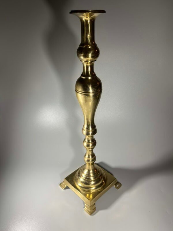 Žvakidė antikvarinė, bronzinė, žalvarinė. Aukštis 45 cm. Kaina 56