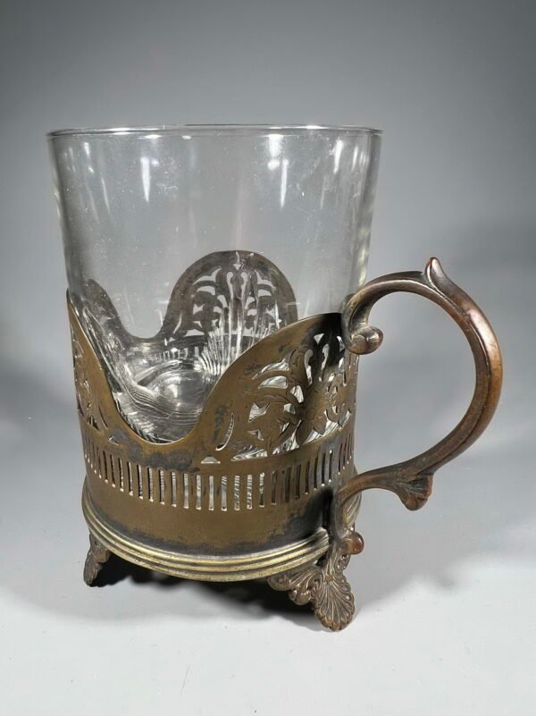 Podstakanikas, stiklinių laikiklis, antikvarinis, prancūziškas, 8 cm. skersmens su stikline. Kaina 63