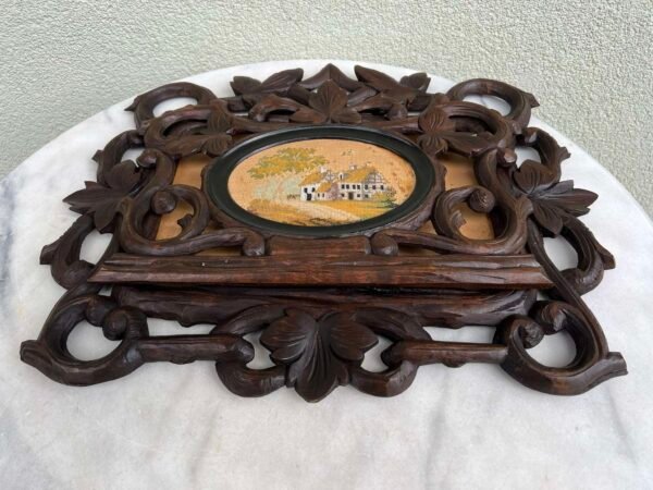 Laikraštinė, dėklas laiškams, dokumentas medinė, antikvarinė, pakabinama, siuvinėtu paveikslėliu. Kaina 88