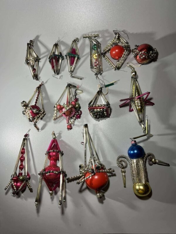 Eglutės žaisliukai antikvariniai, stiklo karolių. PARDUOTA apatinėje eilėje mėlynas. Kaina po 7