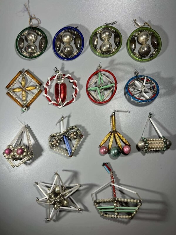 Eglutės žaisliukai antikvariniai. Stiklo vamzdeliai. PARDUOTA antroje eilėje antras vabalas, trečioje eilėje pirmas ir ketvirtas, aptinėje eilėje žvaigždė. Kaina po 7