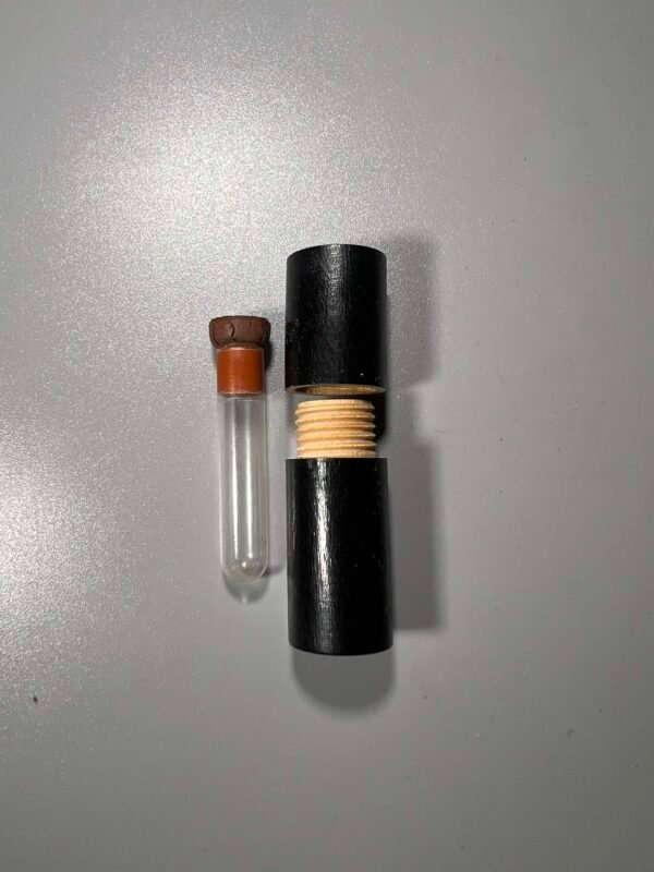 Mėgintuvėlis medinėje dėžutėje antikvarinis. Kaina 13