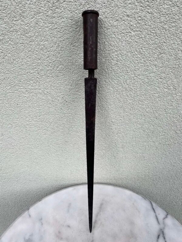 Durtuvas antikvarinis, tribriaunis. Ilgis 57 cm. Kaina 93