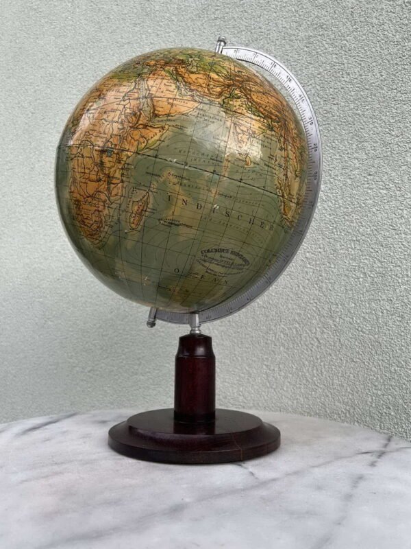 Gaublys vokiškas, antikvarinis Columbus-Erdglobus. Bearbeitet von Felix Lampe. Ausgeführt von C. Luther. Columbus-Verlag Berlin. 1948-1963 m. Kaina 188