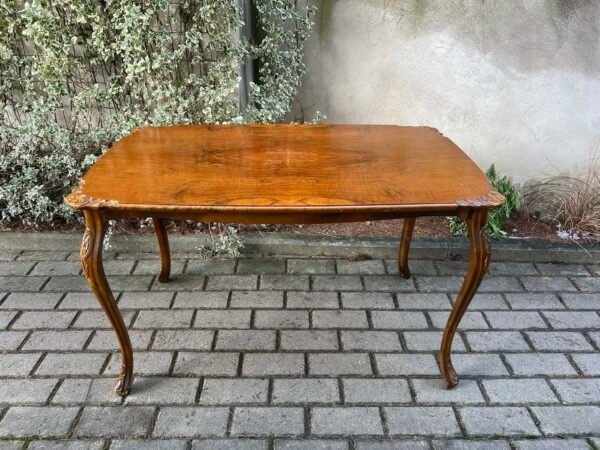 Stalas keturkampis kavos drožinėtais kraštais, antikvarinis, tvirtas. Kaina 138