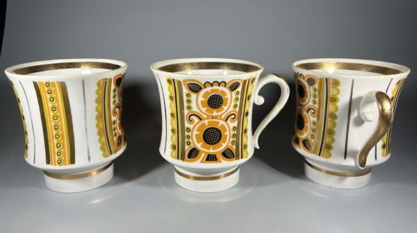 Puodeliai porcelianiniai Saulėgraža sovietiniai, tarybinių laikų. Poltavos porceliano gamykla. 1970 m. Talpa 600 ml. 3 vnt. Kaina 13 už visus