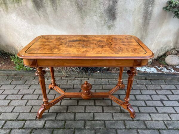 Stalas keturkampis nedidelis valgomojo, antikvarinis, tvirtas. Kaina 268
