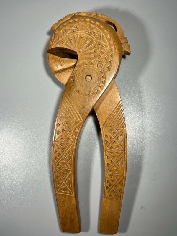 Riešutų gliaudyklė medinė, drožinėta. Kaina 33