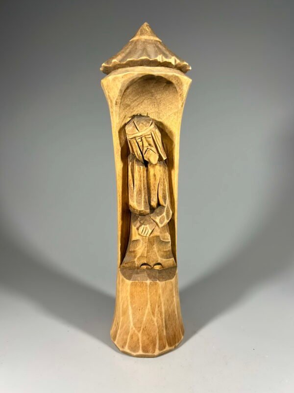 Rūpintojėlis medinis, drožinėtas, skobtas iš vientiso medžio. Kaina 33