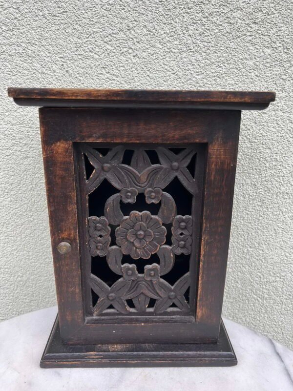 Spintelė raktams, raktinė medinė, antikvarinio stiliaus. Kaina 68