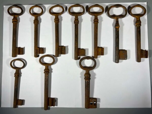 Raktas, raktai antikvariniai. Liko 9 vnt. PARDUOTA apatinėje eilėje trečias. Kaina po 13