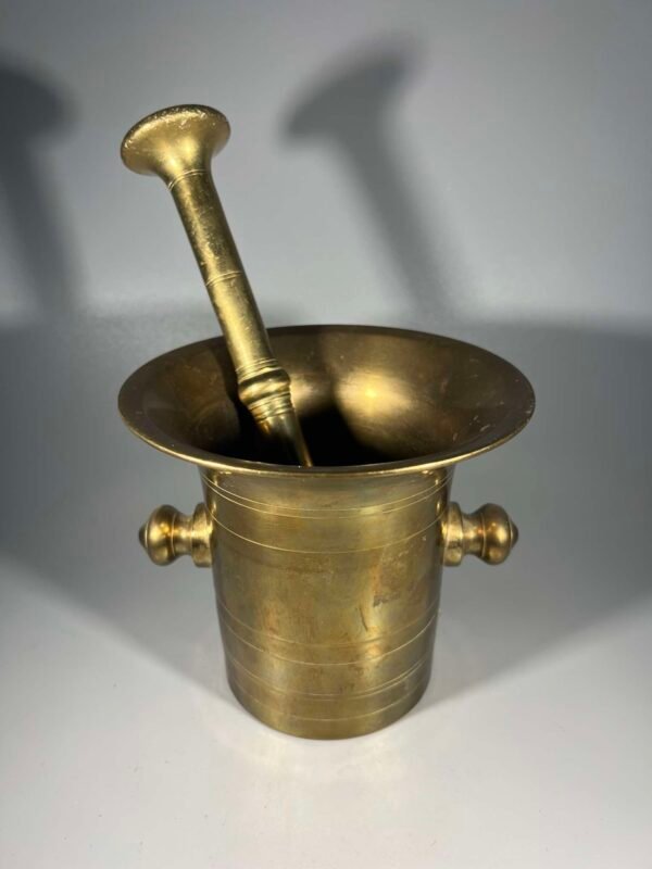 Grūstuvė antikvarinė, sunki. Svoris 3 kg. Kaina 73