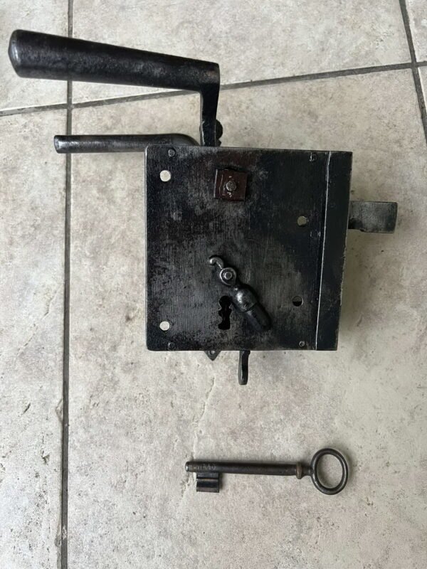 Spyna klėties, antikvarinė. Paruošta naudojimui. Kairinė. Kaina 106