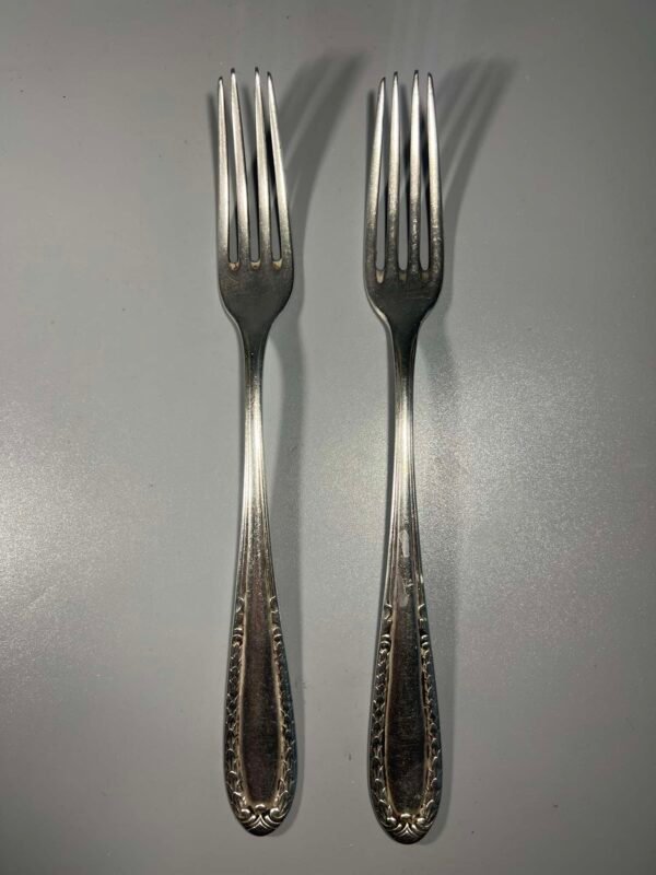 Šakutė sidabrinė, antikvarinė, lietuviška, tarpukario laikų. 800 praba. Inicialai SE. Samuelis Edelšteinas. 2 vnt. Svoris 71 ir 70 g. Kaina po 156