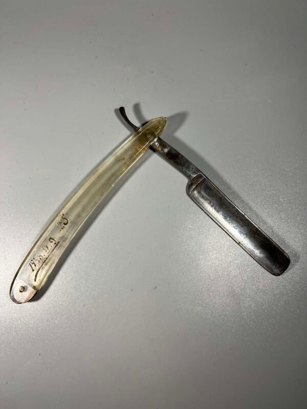 Skustuvas antikvarinis J. A. Henckels Solingen Zwillingswerk, inicialai 1948.VI.9 J. Š. rastas Lietuvoje, Kaune. Kaina 46