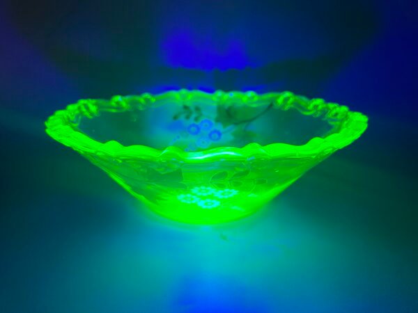 Vaza, saldaininė, sausaininė, vaisinė Urano stiklo, tapyta, antikvarinė. Kaina 48