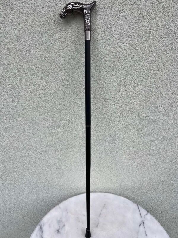 Lazda, lazdelė metalinė, išardoma, metaline rankena žirgų motyvais. Tvirta. Kaina 78