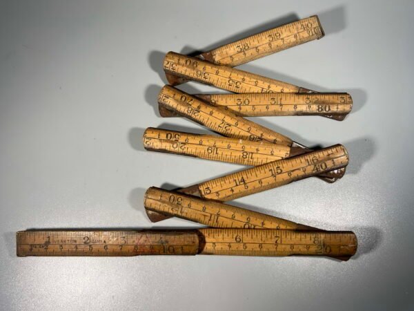 Metras medinis, antikvarinis, sulankstomas, veikiantis. Kaina 23