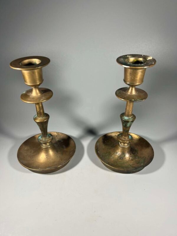 Žvakidė antikvarinė, žalvarinė, carinės Rusijos imperijos laikų Юдинъ. 2 vnt. Kaina 83 už abi.