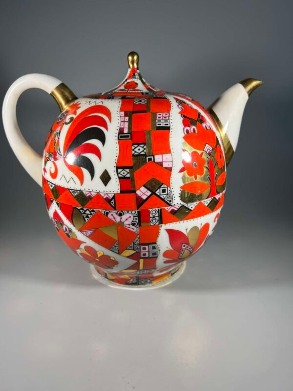 Arbatinukas porcelianinis Raudonasis arklys, menininkas Vorobjevskis, Novgorodo forma, gamintojas LFZ. 1960 m. Talpa 2,5 l. Nedidelis nuskilimas. Kaina 46